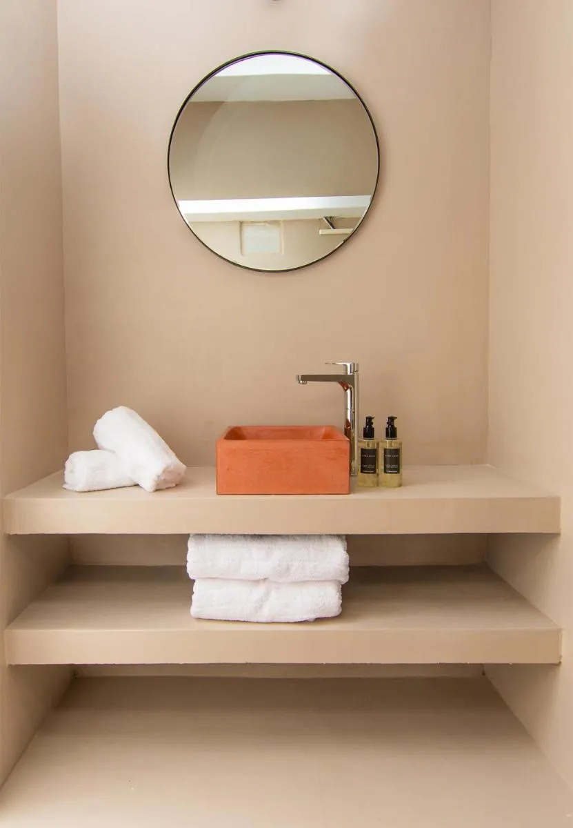 Image 3 of Cosmo Luxe