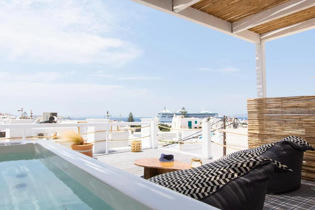 Image 2 of Cosmo Luxe