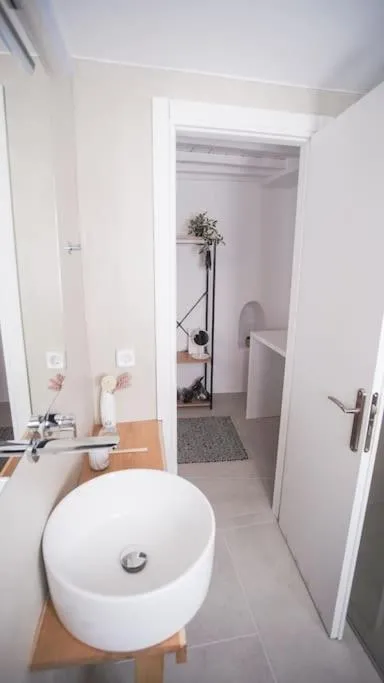 Image 3 of Oculus Mykonos Suite I