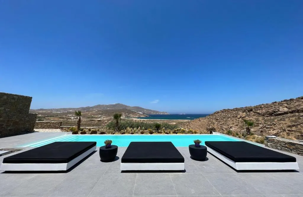 Image of BLACK AND WHITE VILLAS FTELIA – MYKONOS